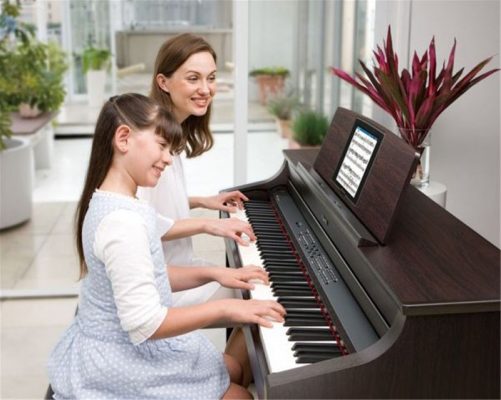 Phím đàn piano điện nhẹ hơn phím đàn piano cơ