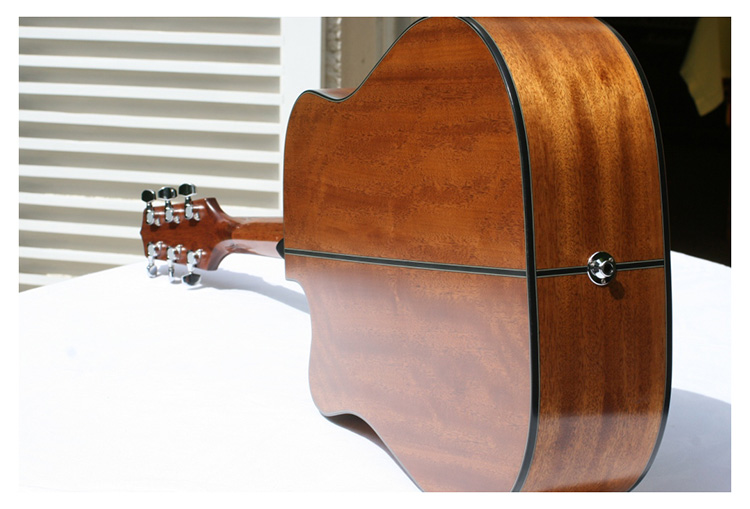 Takamine GD10CE có mặt sau và hai bên hông được làm bằng gỗ mahogany